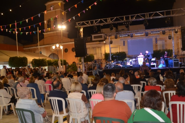 Plaza de San Francisco de Albox llena de público durante un acto nocturno