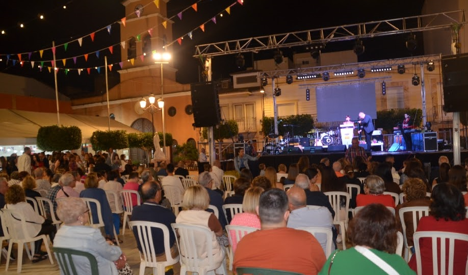 Plaza de San Francisco de Albox llena de público durante un acto nocturno