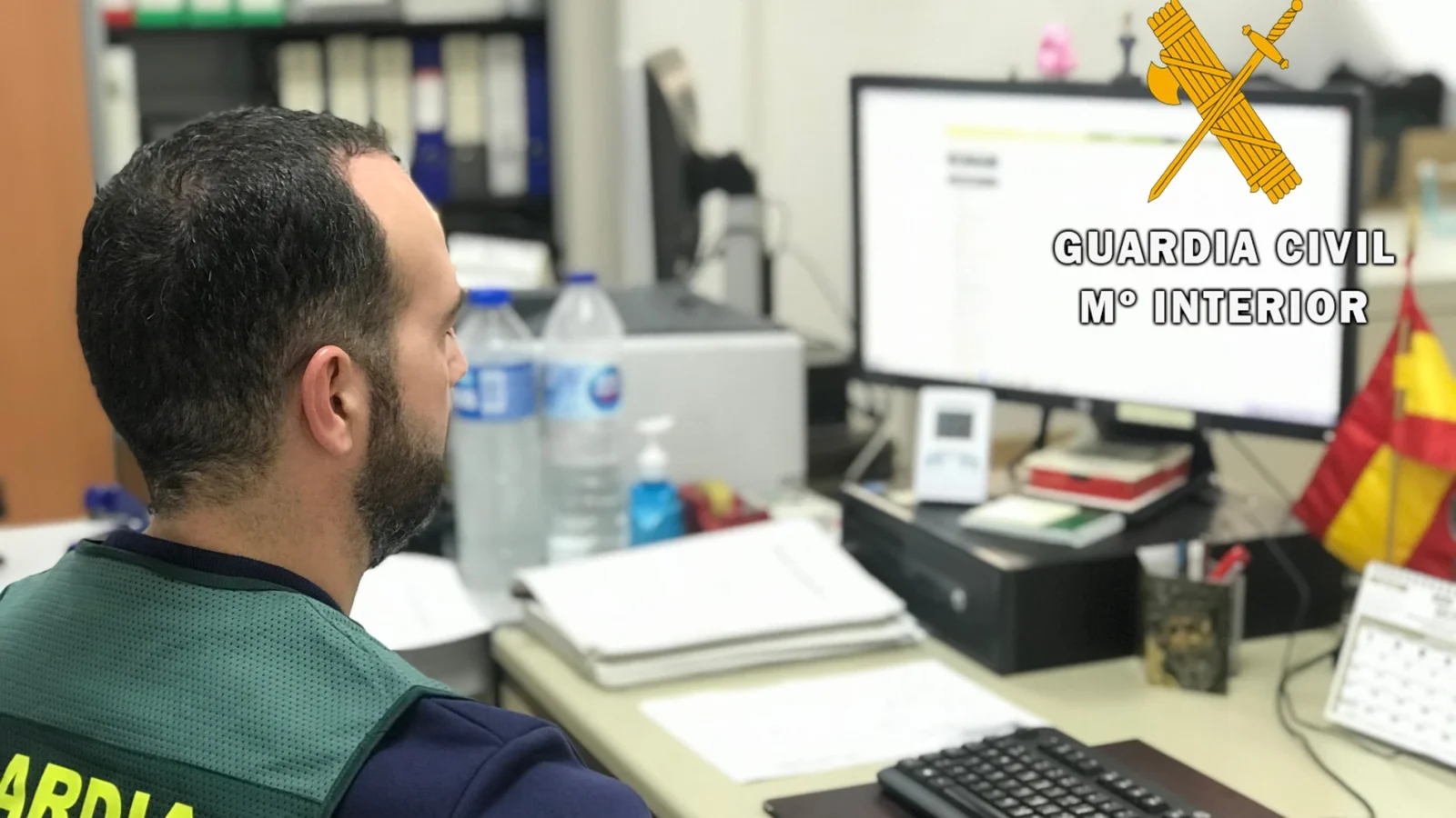 Un agente de la Guardia Civil trabaja en una investigación