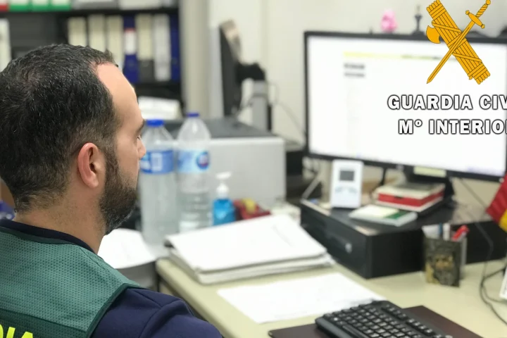 Un agente de la Guardia Civil trabaja en una investigación