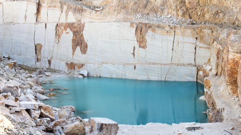 Cantera de mármol de Macael con una balsa de agua turquesa