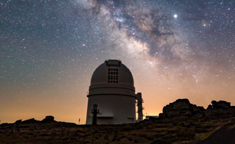 El observatorio de Calar Alto bajo la Vía Láctea