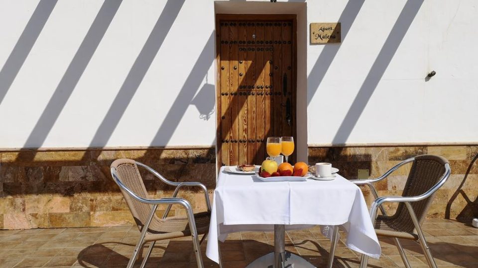 Fachada de una casa encalada en Taberno