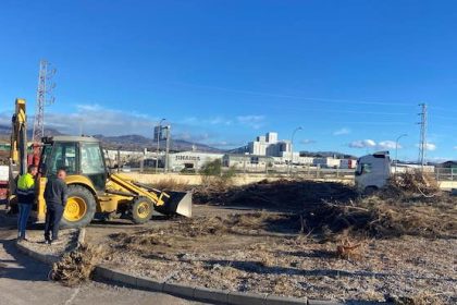 Maquinaria en unas obras junto a una carretera