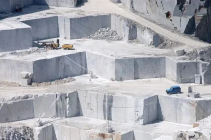 Cantera de mármol blanco en Macael