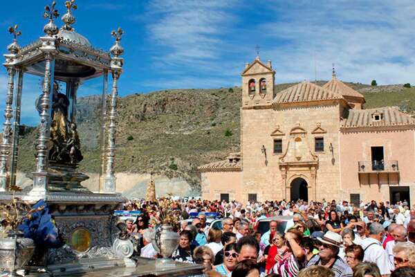Romería de la Virgen del Saliente ante el santuario, en Albox
