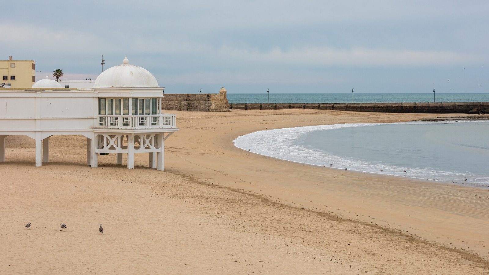 Playa de La Caleta y balneario de La Palma, en Cádiz, destino del viaje de Kilómetro Joven