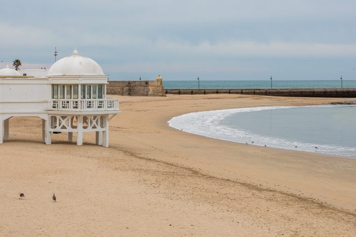 Playa de La Caleta y balneario de La Palma, en Cádiz, destino del viaje de Kilómetro Joven