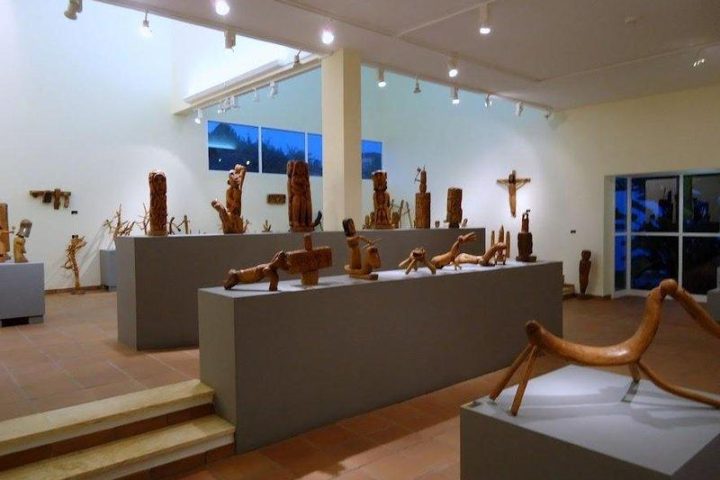 Esculturas de madera de olivo de Pedro Gilabert expuestas en su museo de Arboleas