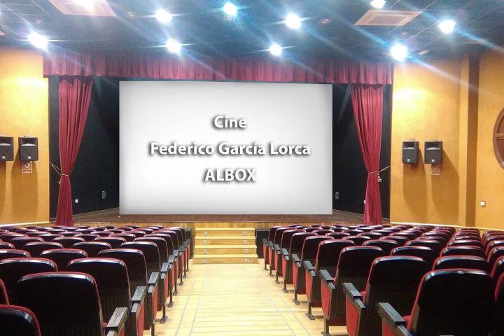 Sala del cine Federico García Lorca de Albox, con el escenario, la pantalla y las butacas rojas