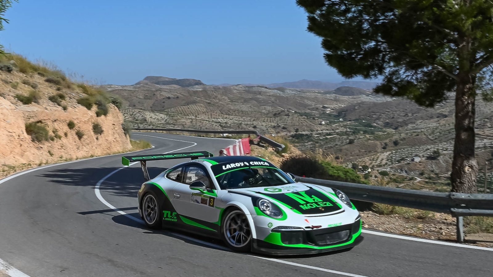 El Porsche de Miguel Ángel Clemente, ganador en turismos, durante la II Subida al Santuario del Saliente