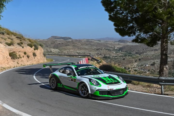 El Porsche de Miguel Ángel Clemente, ganador en turismos, durante la II Subida al Santuario del Saliente