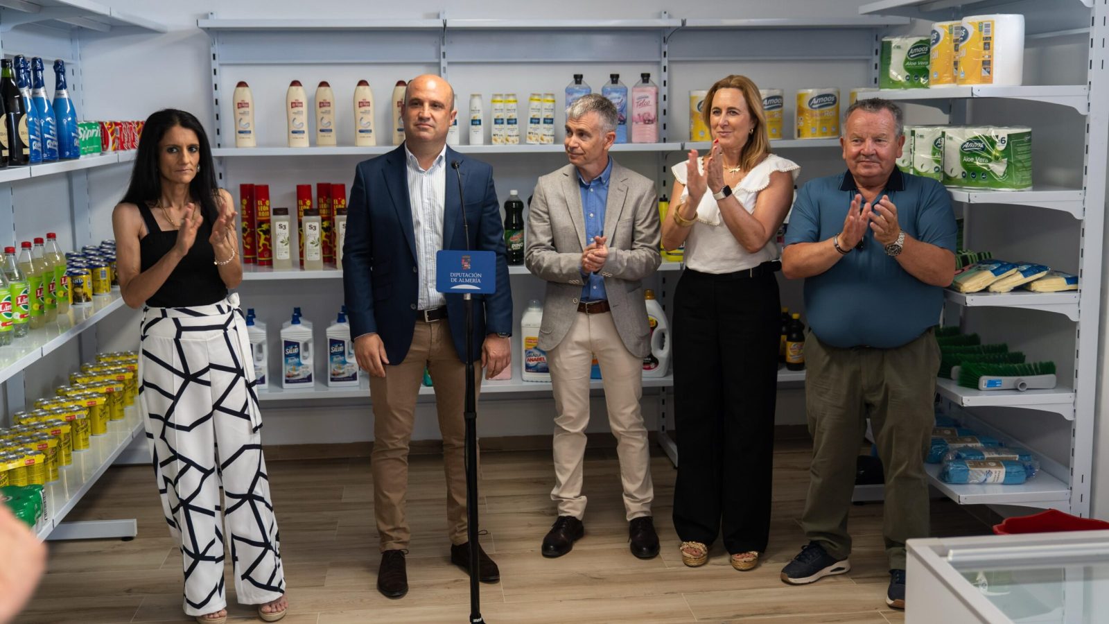 Inauguración de la zona de venta del bar tienda La Plaza, en Cóbdar
