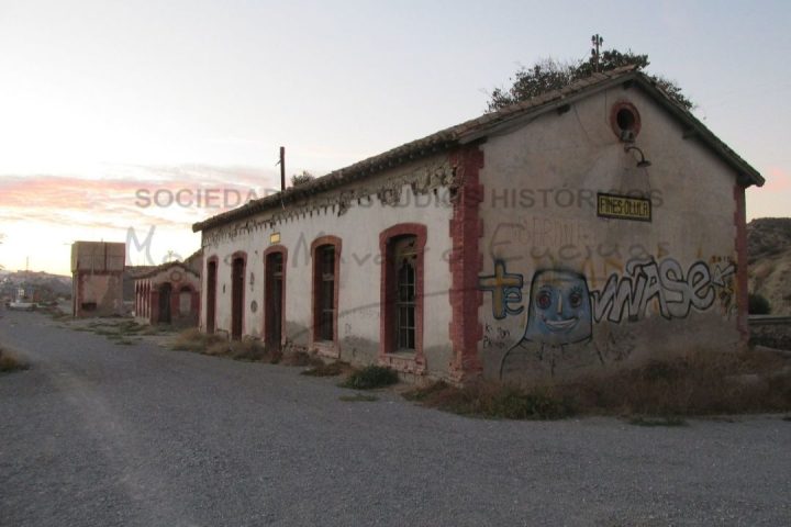 Instalaciones abandonadas de la antigua estación de ferrocarril de Fines-Olula