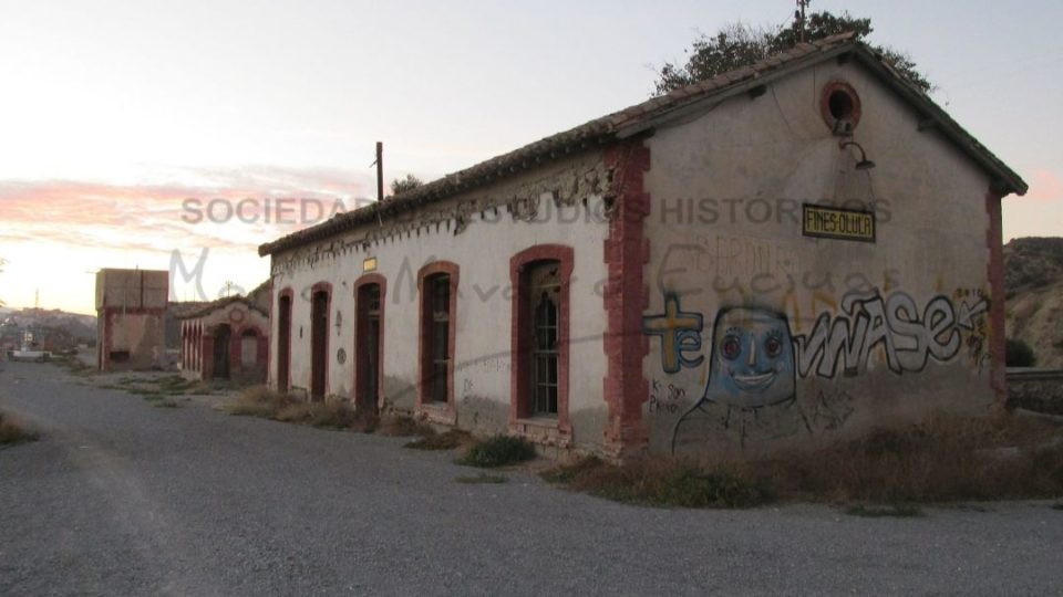 Instalaciones abandonadas de la antigua estación de ferrocarril de Fines-Olula