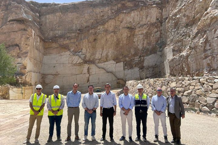 El consejero Jorge Paradela, con autoridades y representantes del sector, en la cantera de Cosentino en Macael