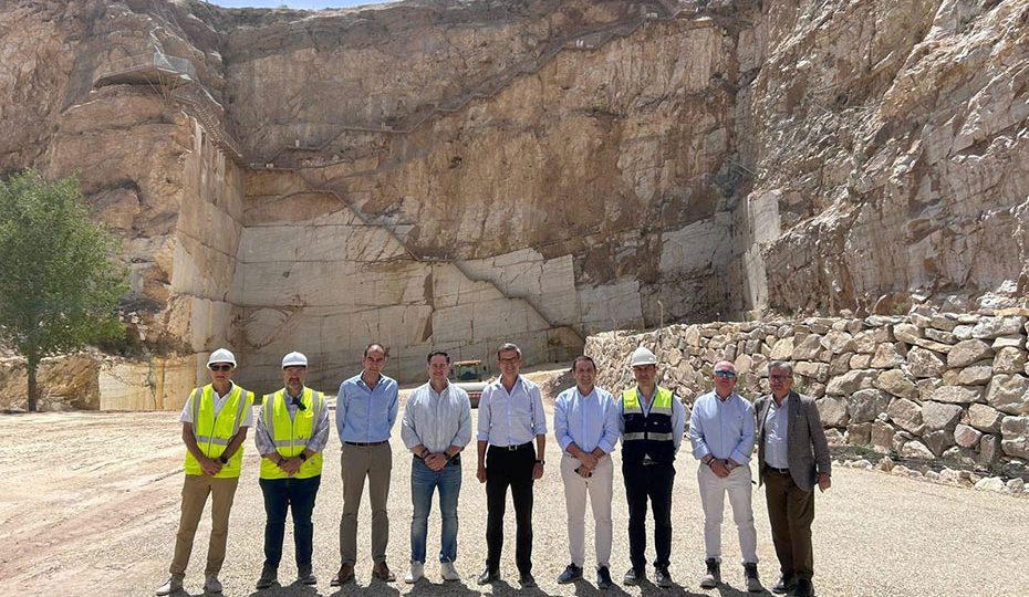El consejero Jorge Paradela, con autoridades y representantes del sector, en la cantera de Cosentino en Macael