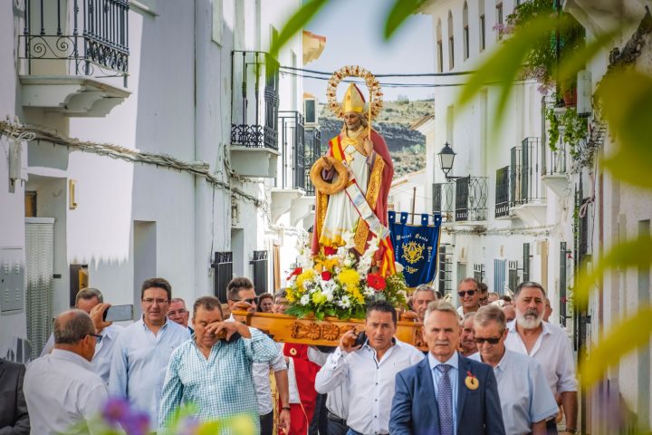 La imagen de San Blas, a hombros en procesión por una calle blanca de Líjar