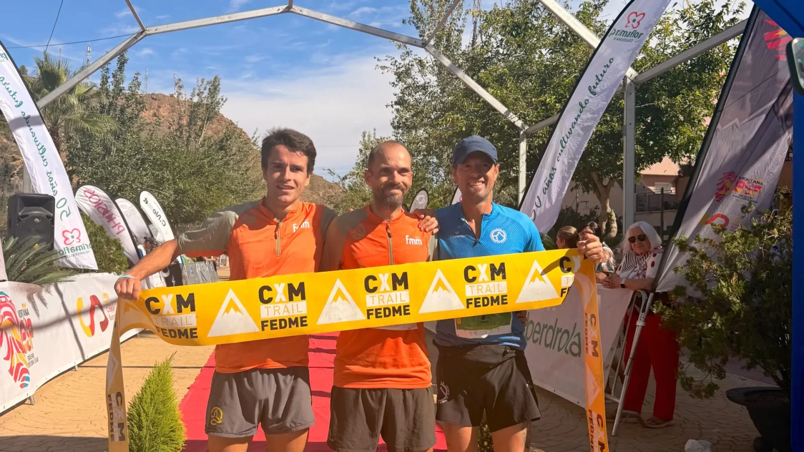 Podio masculino de la CxM Macael Mármol bajo el arco de meta de Macael