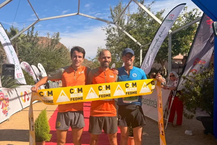 Podio masculino de la CxM Macael Mármol bajo el arco de meta de Macael