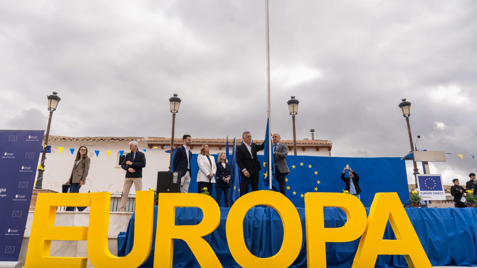 Izado de la bandera europea en la Plaza de España de Purchena durante el Día de Europa