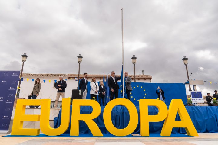 Izado de la bandera europea en la Plaza de España de Purchena durante el Día de Europa