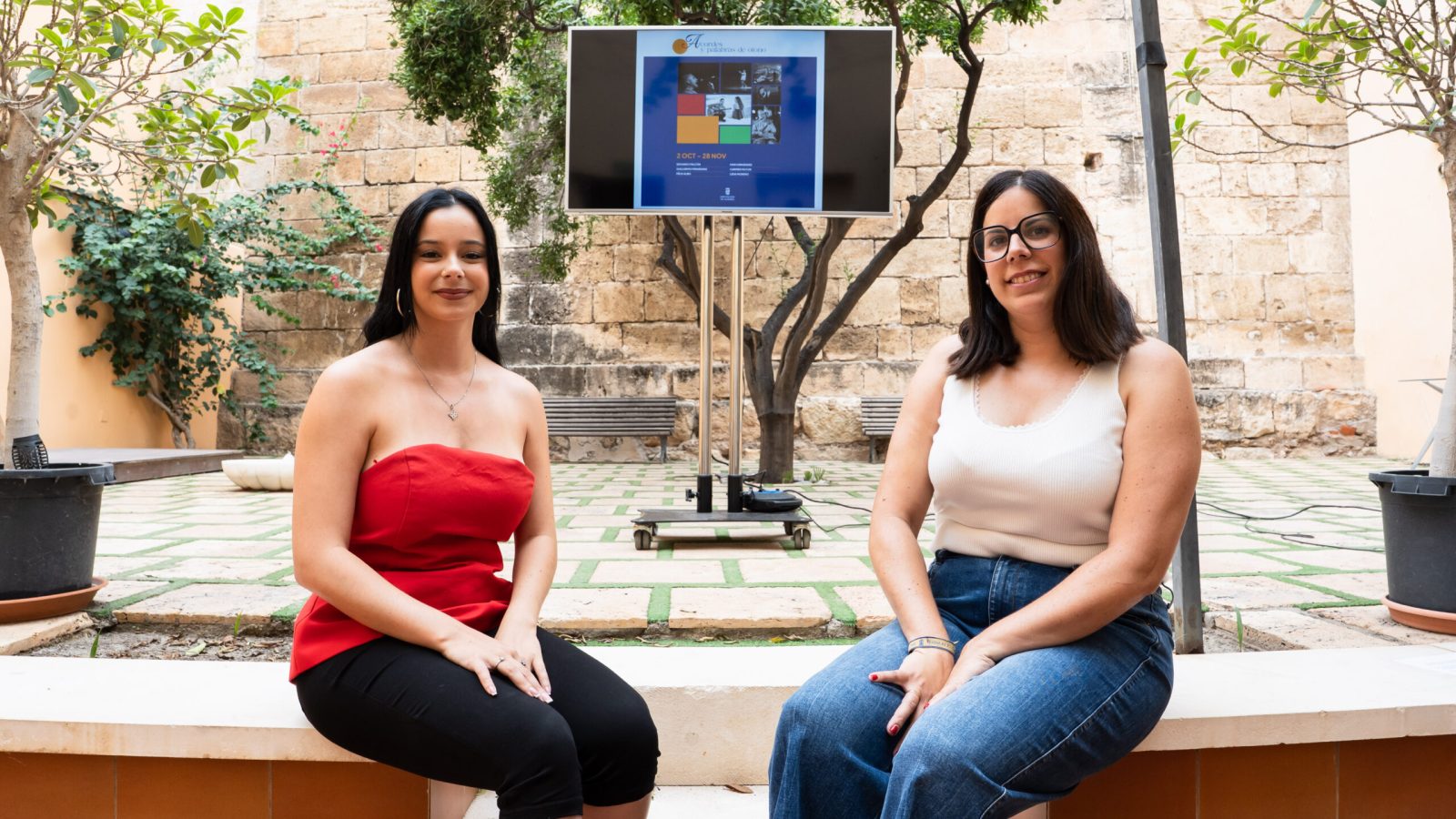 Presentación de ‘Acordes y Palabras’, con el cartel del ciclo en una pantalla