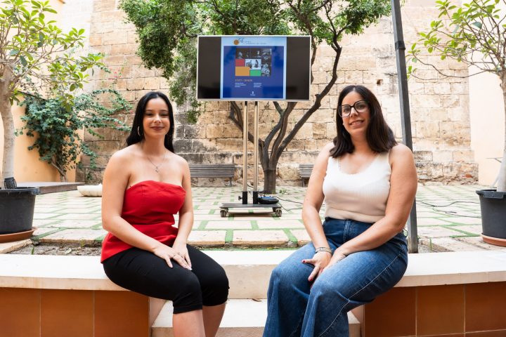 Presentación de ‘Acordes y Palabras’, con el cartel del ciclo en una pantalla