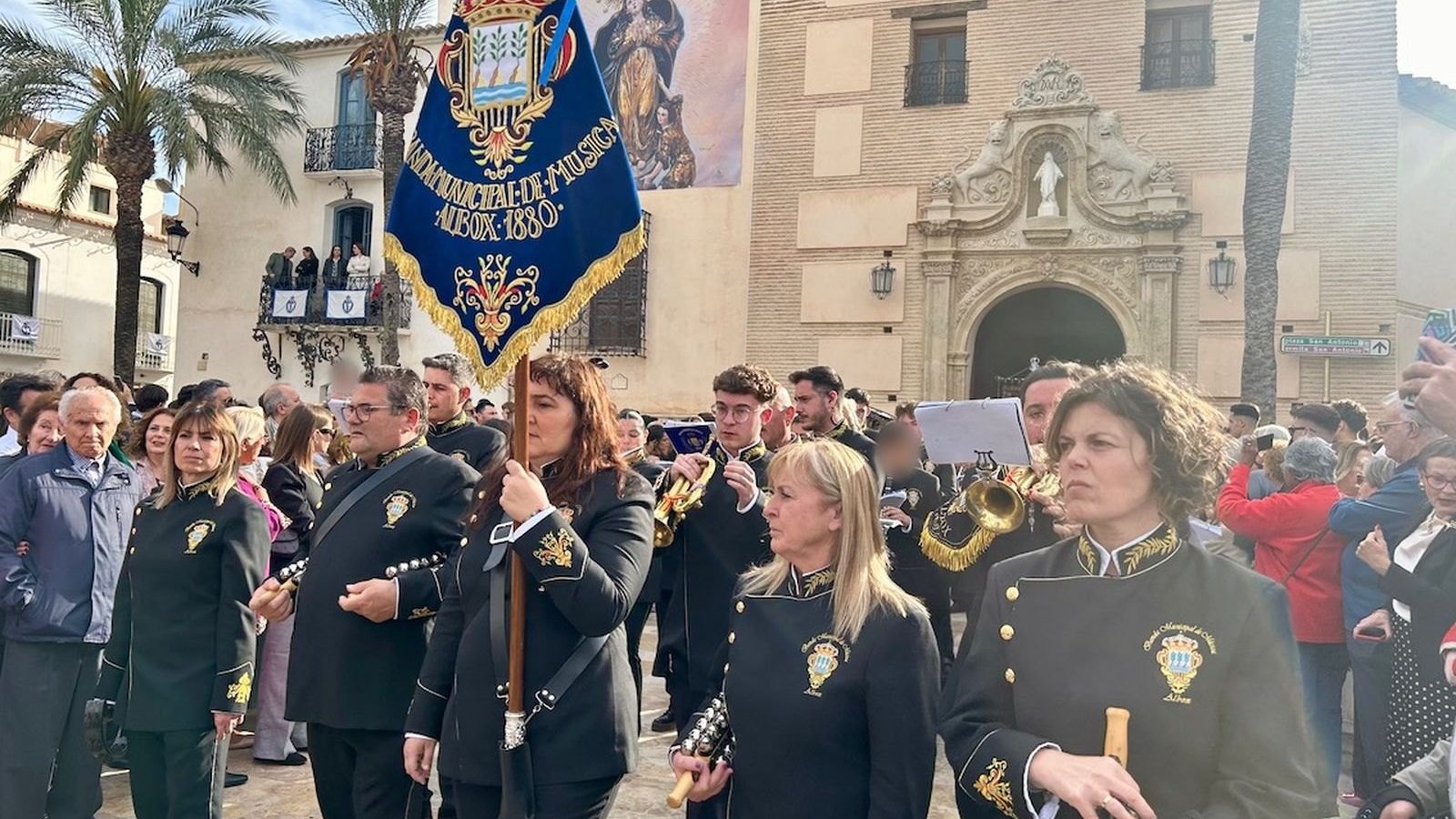La Banda Municipal de Música de Albox, con su estandarte, ante la iglesia de Santa María