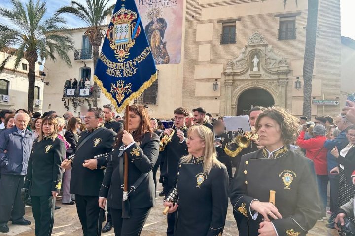 La Banda Municipal de Música de Albox, con su estandarte, ante la iglesia de Santa María