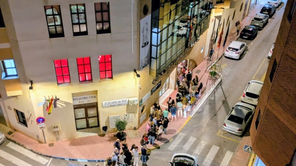 Vecinos hacen cola de noche a las puertas del cine Federico García Lorca, en Albox