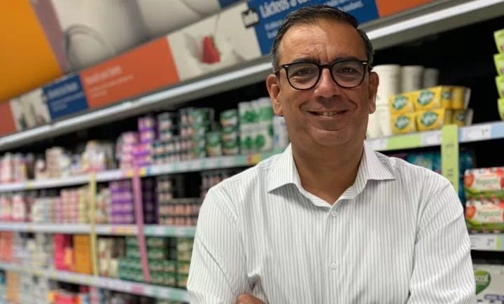 El divulgador José Manuel López Nicolás, de brazos cruzados, en un pasillo de supermercado