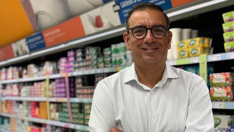 El divulgador José Manuel López Nicolás, de brazos cruzados, en un pasillo de supermercado