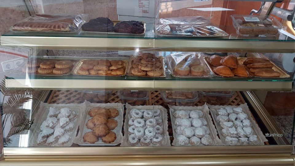 Vitrina de la Pastelería Ángel, en Albox, con bandejas de dulces tradicionales