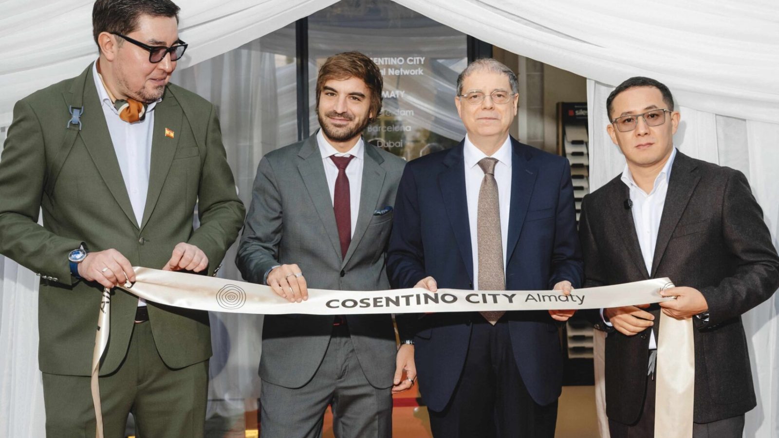 Corte de cinta en la inauguración del showroom Cosentino City Almaty, en Kazajistán