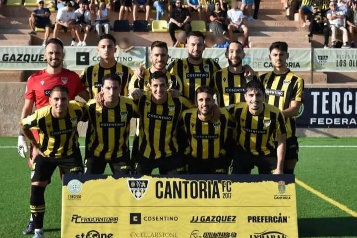 Los jugadores del CD Cantoria 2017 posan en el estadio de Los Olivos