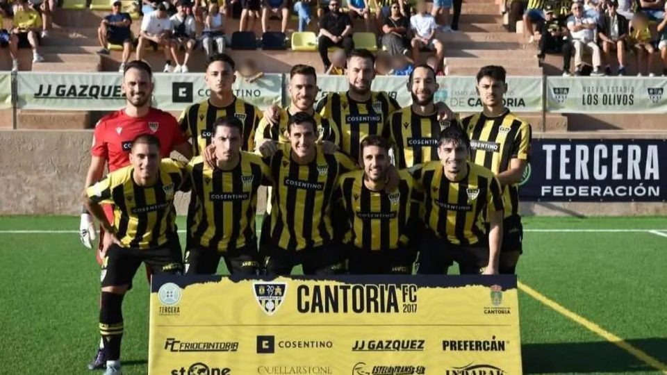 Los jugadores del CD Cantoria 2017 posan en el estadio de Los Olivos