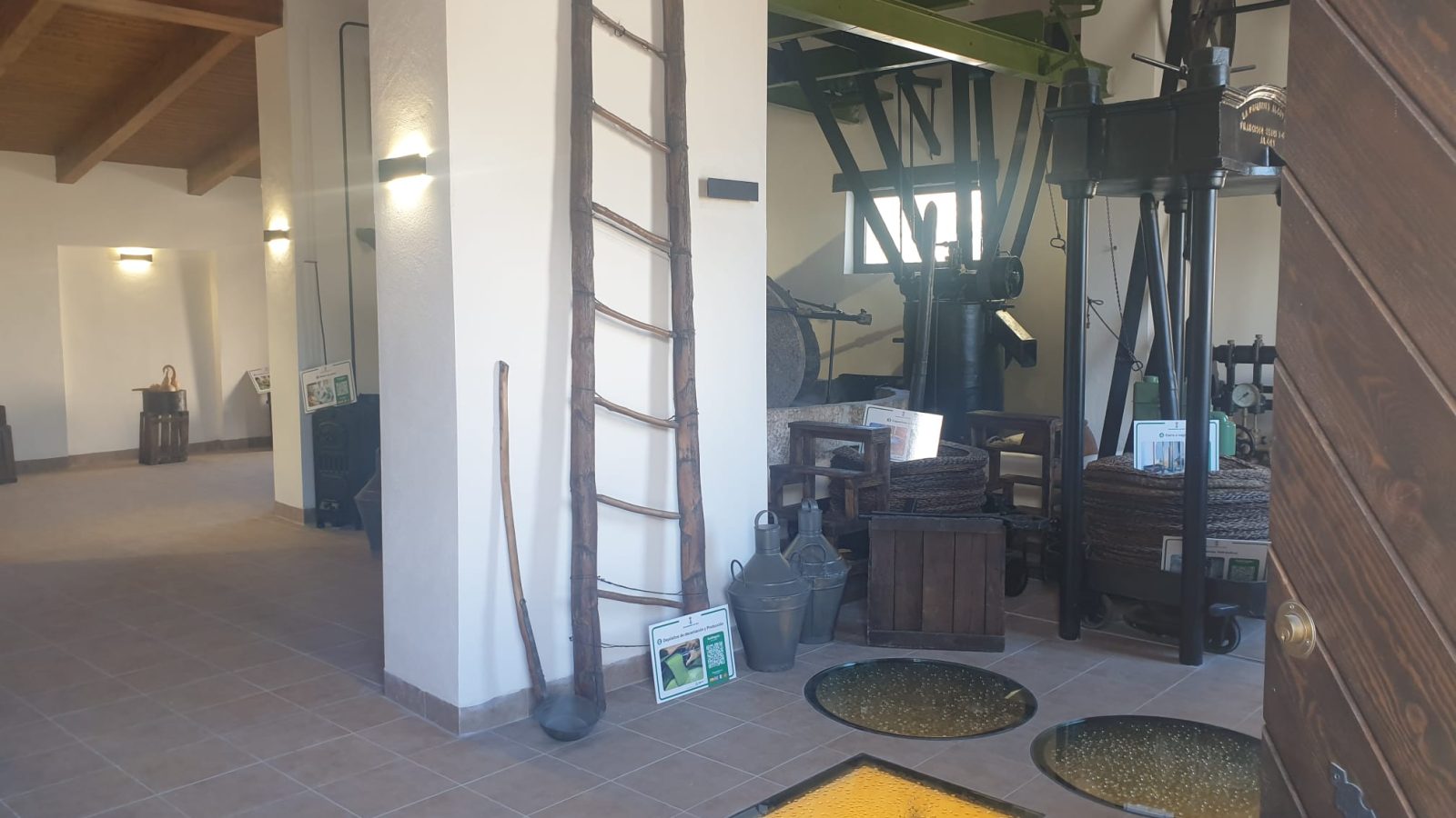 Interior del Centro de Interpretación del Aceite de Suflí, instalado en un antiguo molino restaurado