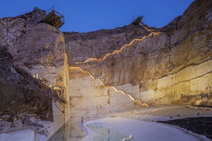 Escaleras iluminadas y miradores sobre la cantera del Parque Minero de Macael al anochecer