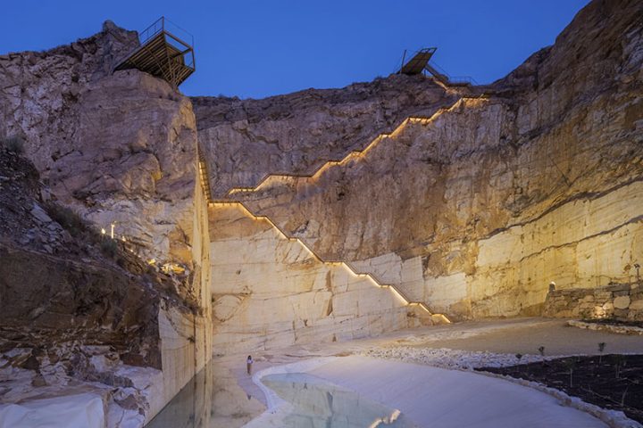 Escaleras iluminadas y miradores sobre la cantera del Parque Minero de Macael al anochecer