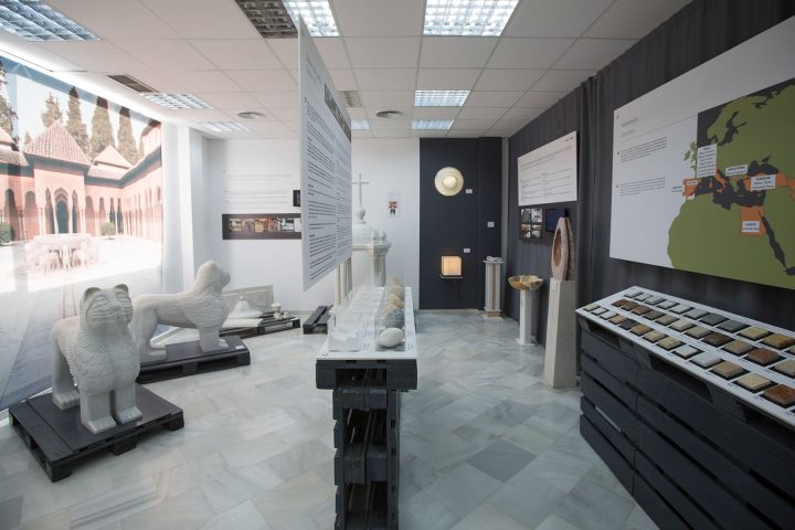Interior del Centro de Interpretación del Mármol de Macael, con dos leones de mármol