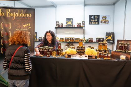 Una mujer atiende el puesto de Miel La Bujaldona en la Feria Sabores Almería