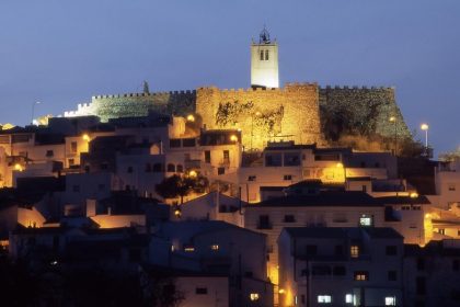Castillo de Serón y su torre del reloj al anochecer, sobre las casas del pueblo