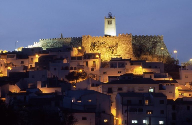 Castillo de Serón y su torre del reloj al anochecer, sobre las casas del pueblo