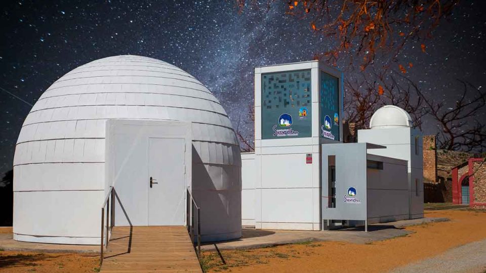 Cúpula de madera del Planetario de Serón y su observatorio astronómico bajo un cielo estrellado