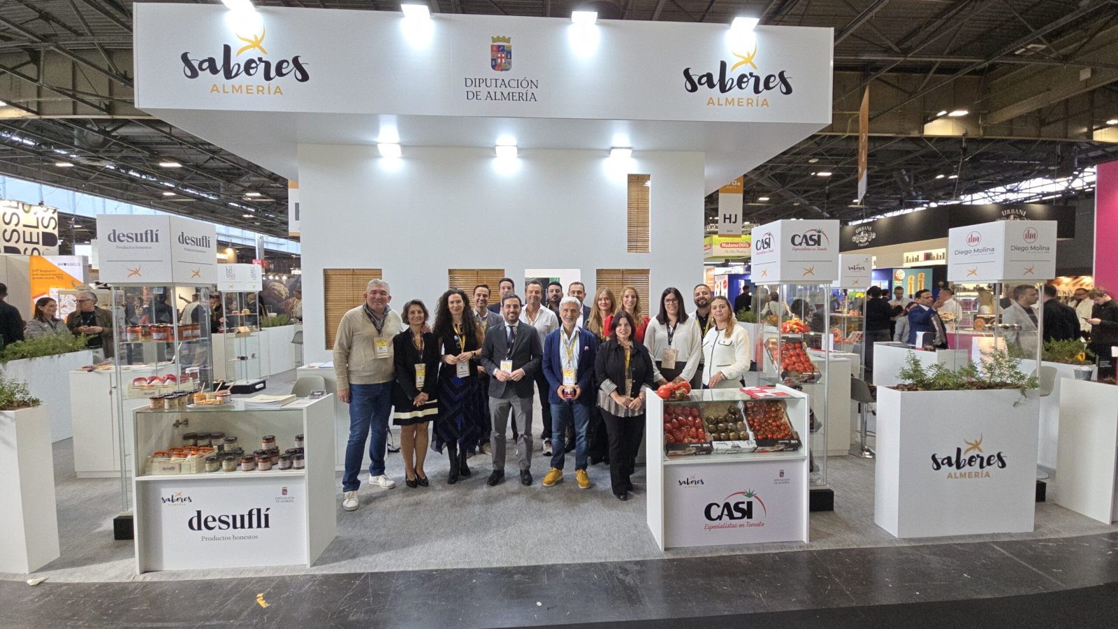 Estand de Sabores Almería en SIAL París, con el mostrador de DeSuflí en primer plano