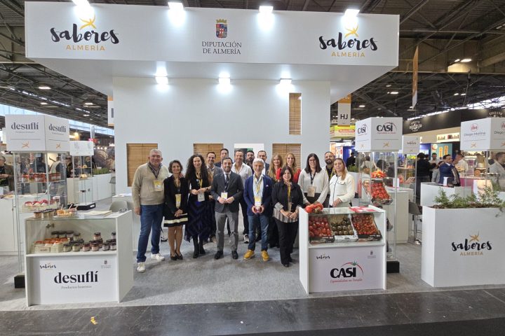 Estand de Sabores Almería en SIAL París, con el mostrador de DeSuflí en primer plano