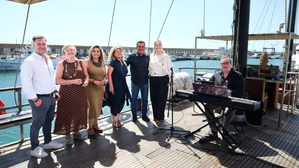 Presentación del Circuito Provincial de Jazz, con un teclado en la cubierta de un barco