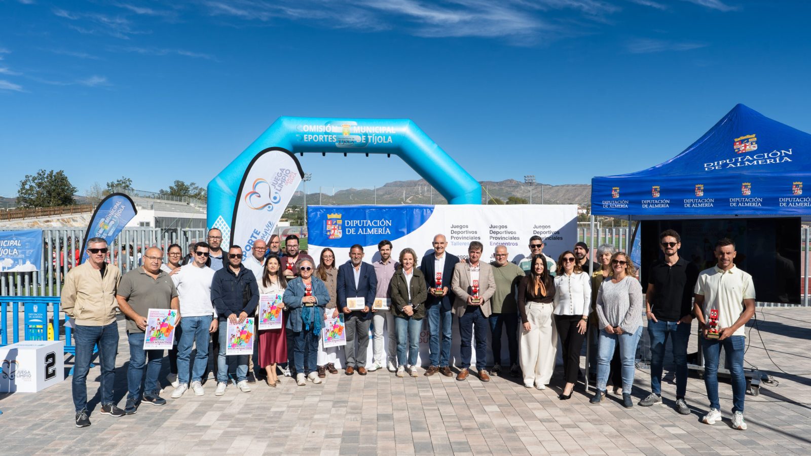 Representantes de municipios y colegios premiados posan con sus trofeos en Tíjola
