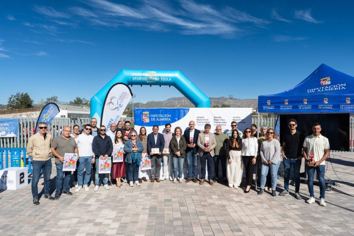 Representantes de municipios y colegios premiados posan con sus trofeos en Tíjola